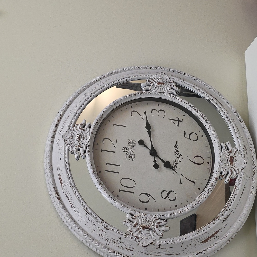 Elegant White Vintage Wall Clock - Picture 4 of 4